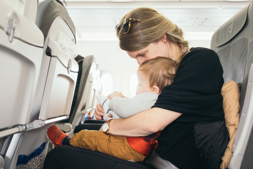 Fünf Tipps für sicheres und entspanntes Fliegen mit Baby
